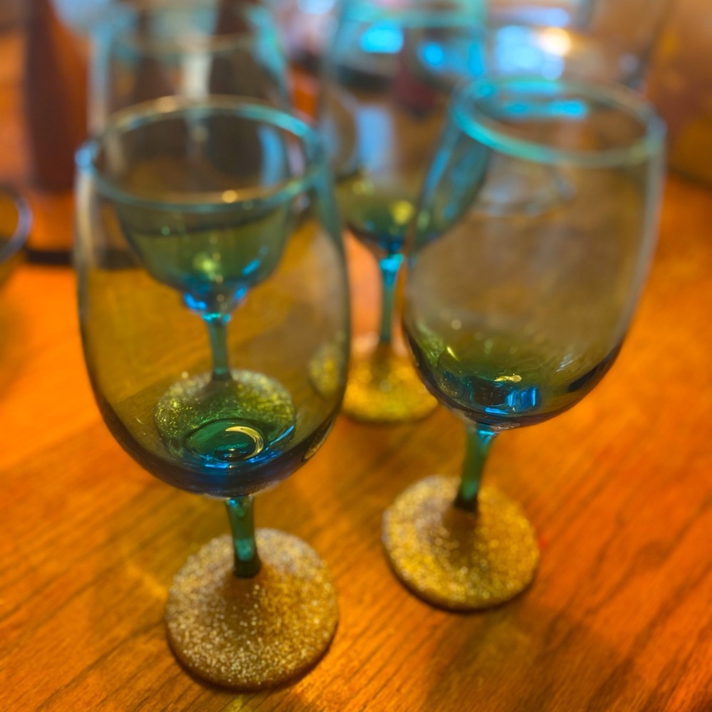 Turquoise wine glasses with glitter stem bottoms